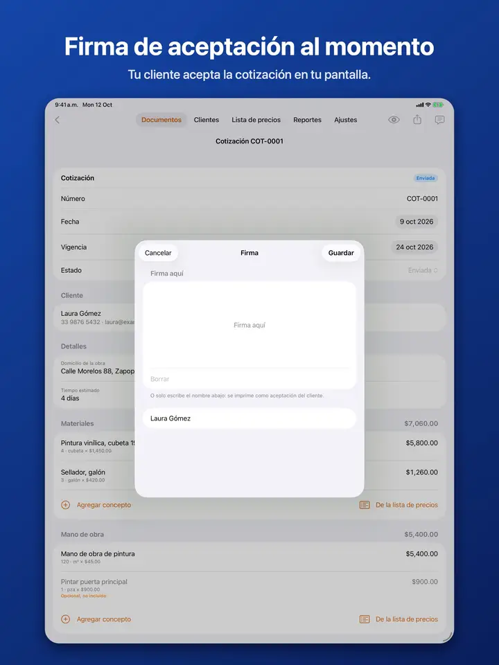 El cliente firma una cotización en la pantalla